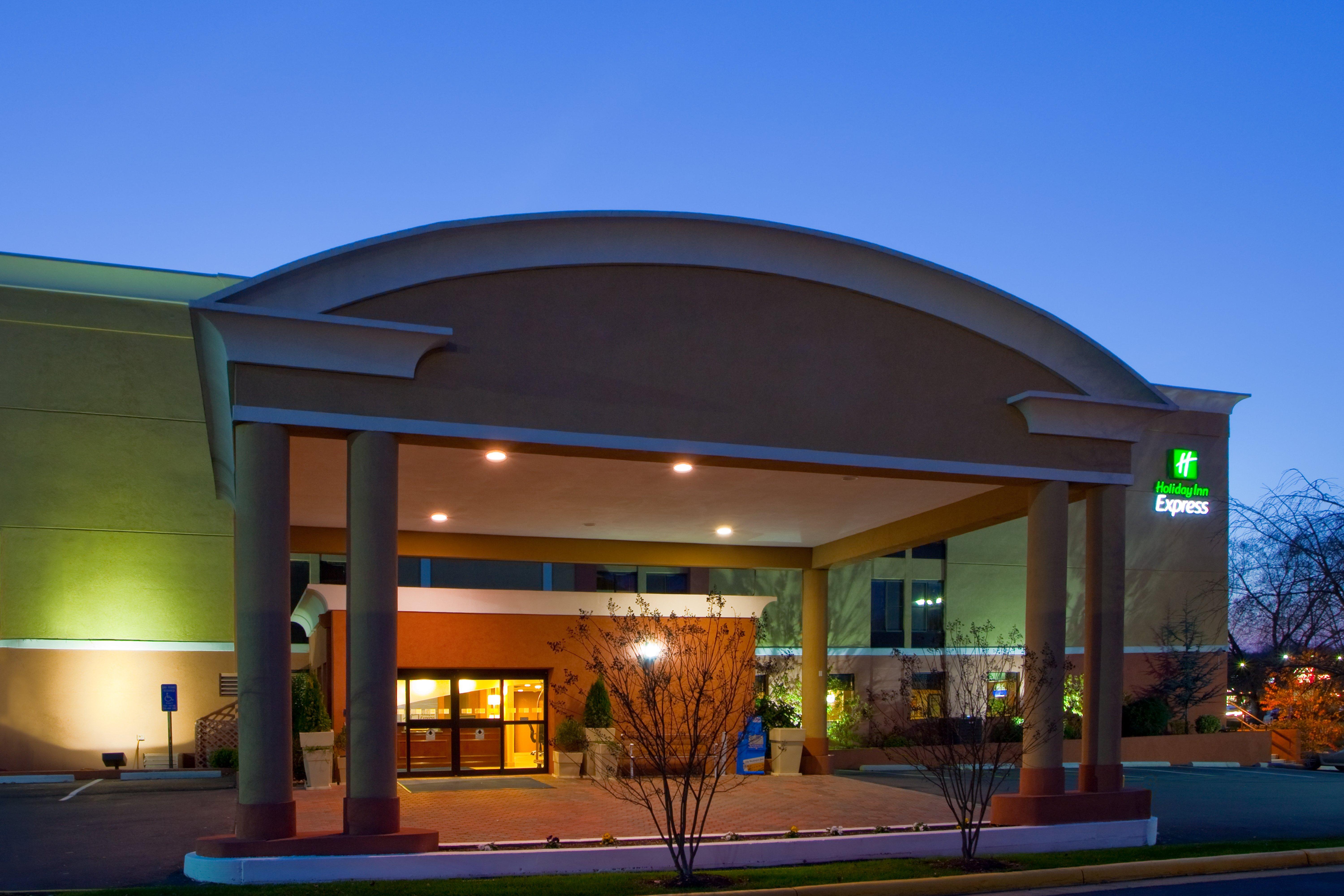 Holiday Inn Express Fairfax-Arlington Boulevard By Ihg Экстерьер фото