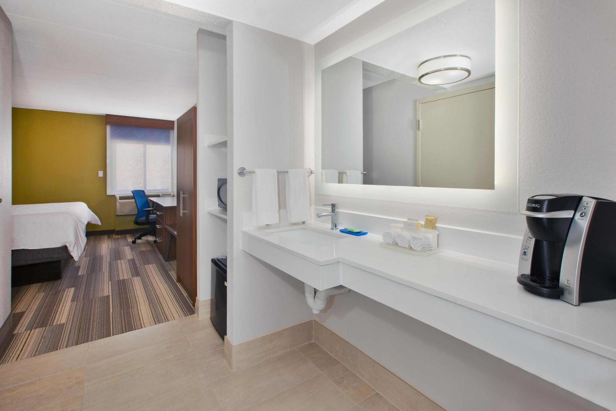 Holiday Inn Express Fairfax-Arlington Boulevard By Ihg Экстерьер фото