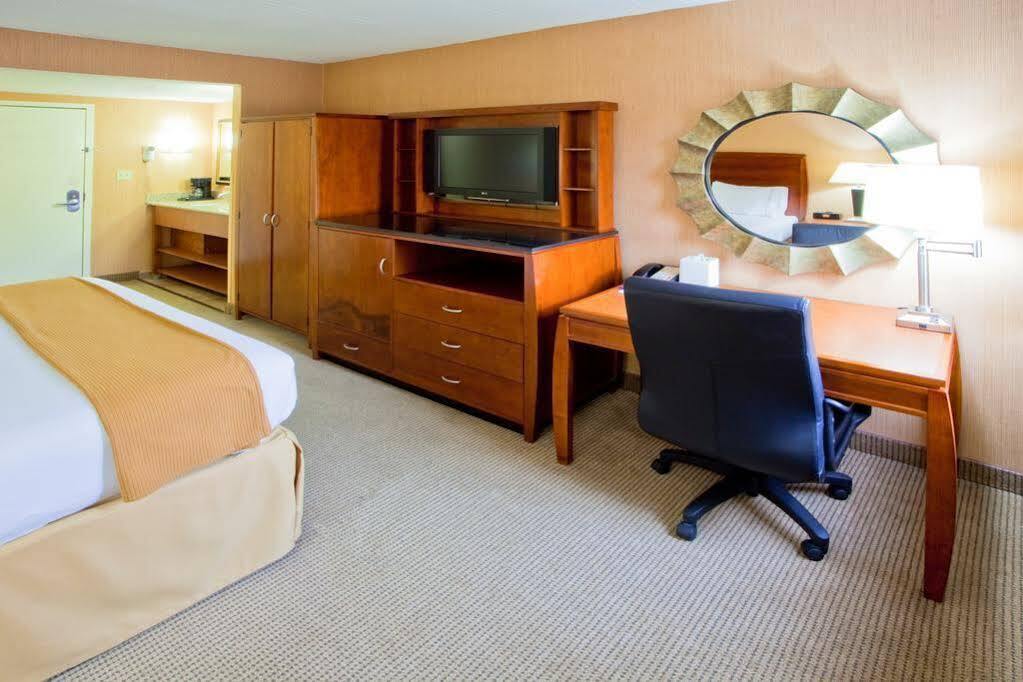 Holiday Inn Express Fairfax-Arlington Boulevard By Ihg Экстерьер фото