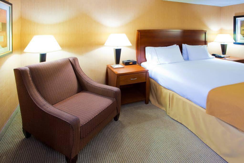 Holiday Inn Express Fairfax-Arlington Boulevard By Ihg Экстерьер фото