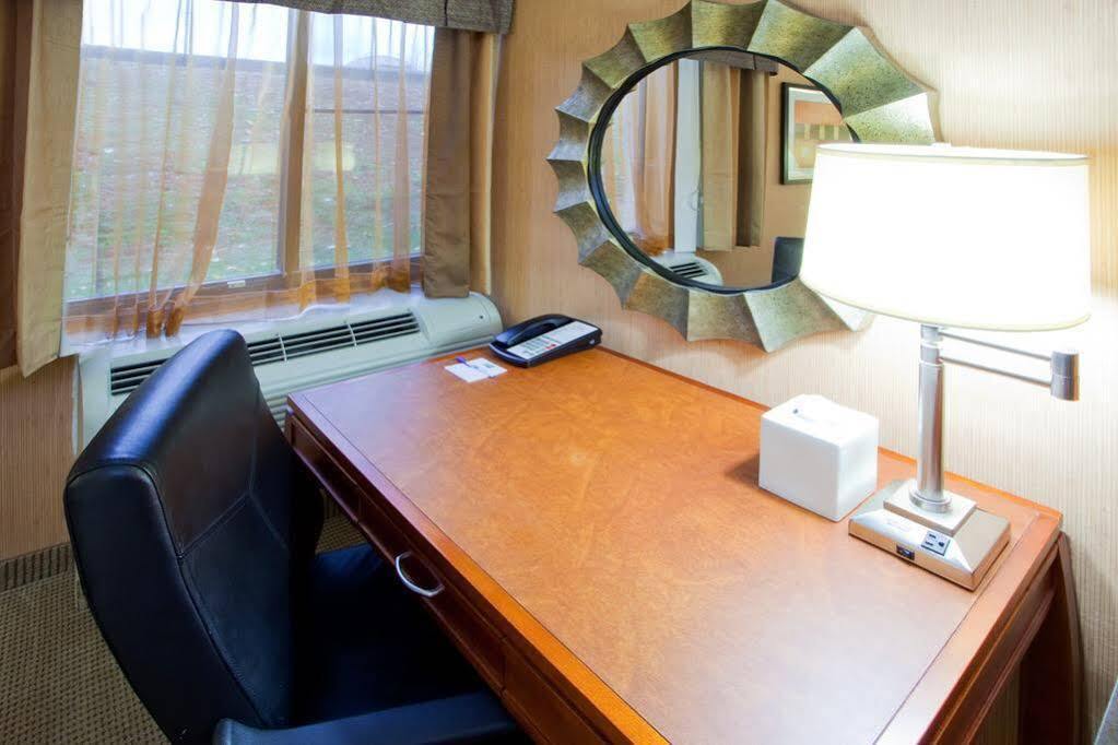 Holiday Inn Express Fairfax-Arlington Boulevard By Ihg Экстерьер фото